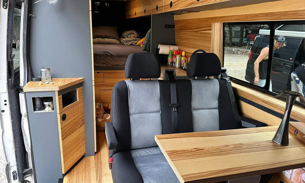 Wohnbereich im Camper mit Sitzgruppe