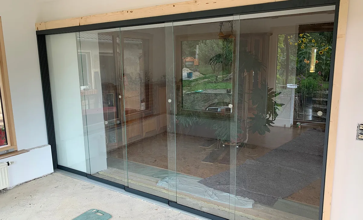 Große Glasschiebetür als Raumtrennung