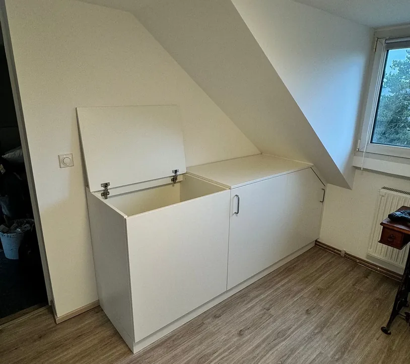 Einbauschrank unter einer Dachschräge