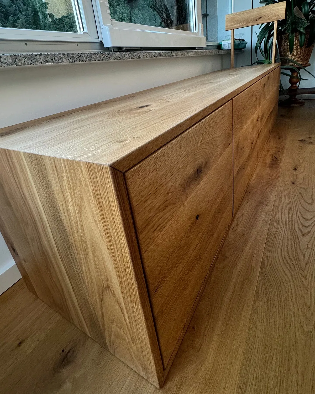 Eichen-Sideboard mit grifflosen Fronten